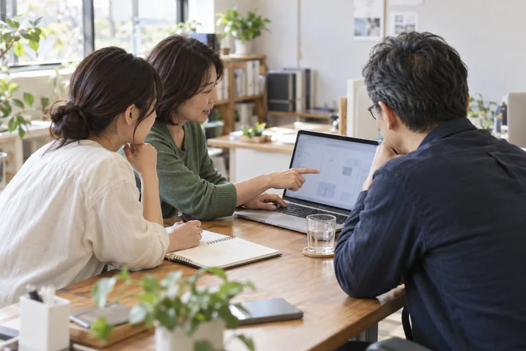 記事の仕事場面を表すイメージ